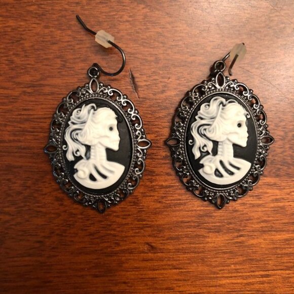 Claire's Zombie Cameo Necklace and Pierced Earrings - Picture 3 of 5
